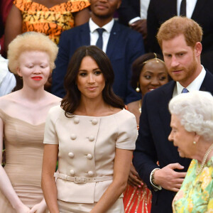 Le prince Harry, duc de Sussex, Meghan Markle, duchesse de Sussex, la reine Elisabeth II d'Angleterre - Personnalités à la cérémonie "Queen's Young Leaders Awards" au palais de Buckingham à Londres le 26 juin 2018.