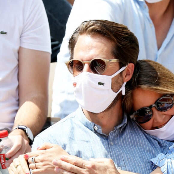 Ophélie Meunier (enceinte) et son mari Mathieu Vergne - People dans les tribunes des Internationaux de France de Tennis de Roland Garros à Paris. Le 9 juin 2021 © Dominique Jacovides / Bestimage