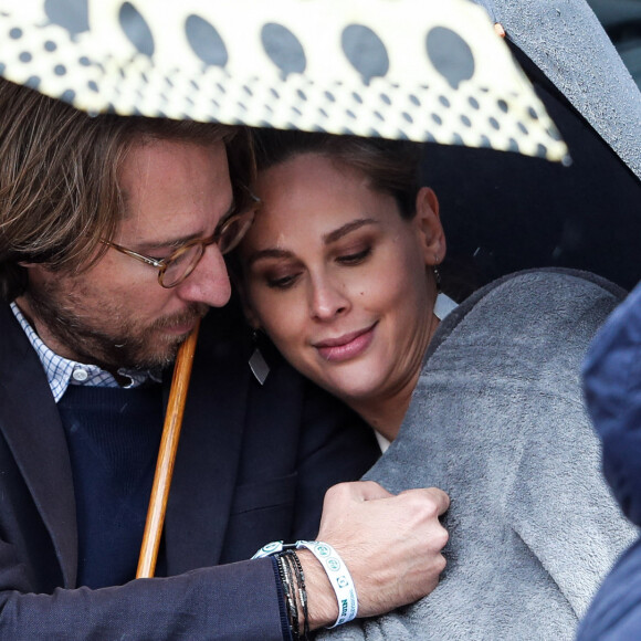 Mathieu Vergne et sa femme Ophélie Meunier - Célébrités dans les tribunes des internationaux de France de tennis de Roland Garros à Paris, France, le 7 juin 2019. © Cyril Moreau/Bestimage