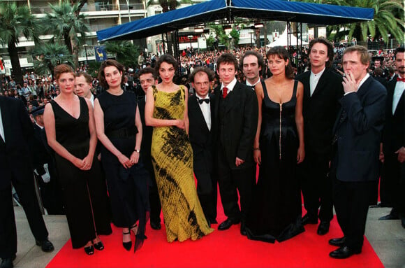 Marianne Denicourt et Arnaud Desplechin avec l'équipe du film "Comment je me suis disputé..." au Festival de Cannes en 1996. 