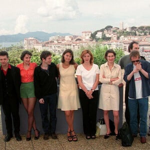 Marianne Denicourt et Arnaud Desplechin avec l'équipe du film "Comment je me suis disputé..." au Festival de Cannes en 1996. 