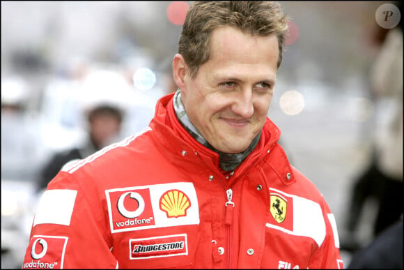 Michael Schumacher descend les Champs-Elysées en F1 pour lancer l'Institut du cerveau et de la moëlle épinière.