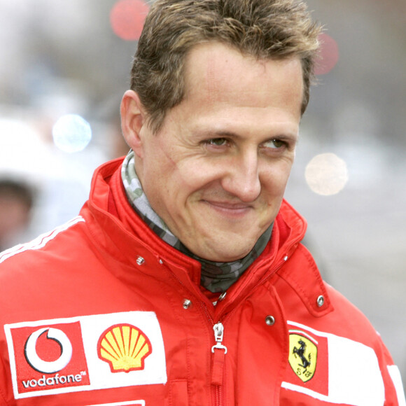 Michael Schumacher descend les Champs-Elysées en F1 pour lancer l'Institut du cerveau et de la moëlle épinière.