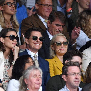 Tom Cruise entre Hayley Atwell et Pom Klementieff dans les tibunes du tournoi de tennis de Wimbledon au All England Lawn Tennis and Croquet Club à Londres, Royaume Uni, le 10 juillet 2021. © Antoine Couvercelle/Panoramic/Bestimage