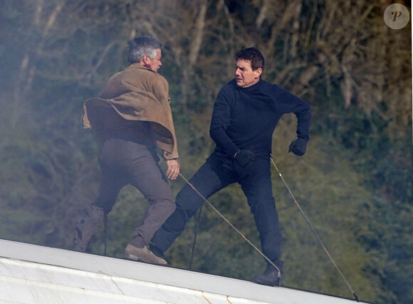Tom Cruise et Hayley Atwell tournent une scène du film "Mission Impossible 7" sur le toit d'un train dans le Yorkshire, le 23 avril 2021.