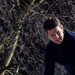 Tom Cruise sur le toit d'un train en mouvement pendant le tournage d'une scène du film "Mission Impossible 7" dans le Yorkshire, Royaume Uni, le 22 avril 2021.