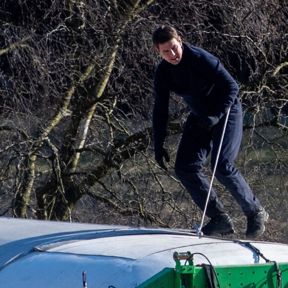 Tom Cruise sur le toit d'un train en mouvement pendant le tournage d'une scène du film "Mission Impossible 7" dans le Yorkshire, Royaume Uni, le 22 avril 2021.