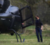 Tom Cruise pilote lui-même son hélicoptère après le tournage d'une scène de Mission Impossible à North Yorkshire le 20 avril 2021.