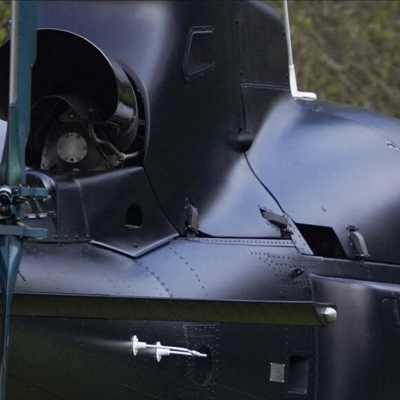 Tom Cruise pilote lui-même son hélicoptère après le tournage d'une scène de Mission Impossible à North Yorkshire le 20 avril 2021.