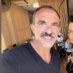 Nikos Aliagas moustachu : Kad Merad intervient, rasoir en main, dans une drôle de vidéo