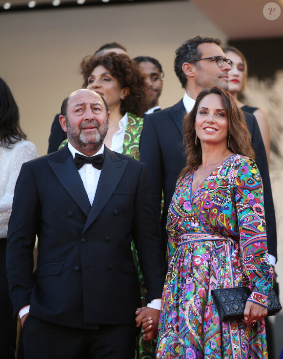 Kad Merad et sa compagne Julia Vignali - Montée des marches du film " OSS 117 : Alerte rouge en Afrique Noire " lors du 74ème Festival International du Film de Cannes. Le 17 juillet 2021 © Borde-Jacovides-Moreau / Bestimage