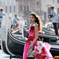 Deva Cassel fait le show pour Dolce & Gabbana face à sa mère Monica Bellucci
