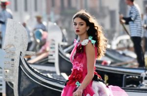 Deva Cassel fait le show pour Dolce & Gabbana face à sa mère Monica Bellucci