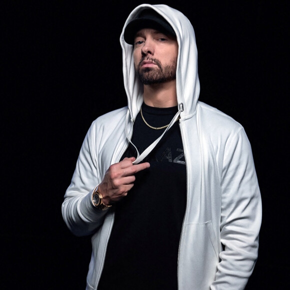 Eminem pose pour la nouvelle campagne de la marque Rag & Bone. Le 9 juillet 2018. La collection marque le tout premier "Hoodie" de la marque, conçu par le rappeur lui-même. Il est disponible en 3 couleurs différentes.