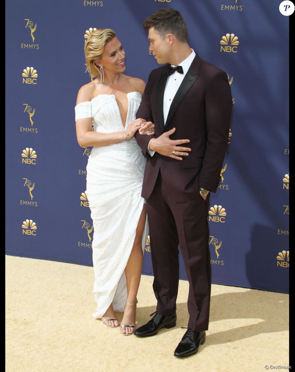 Scarlett Johansson et son compagnon Colin Jost au 70ème Primetime Emmy Awards au théâtre Microsoft à Los Angeles, le 17 septembre 2018