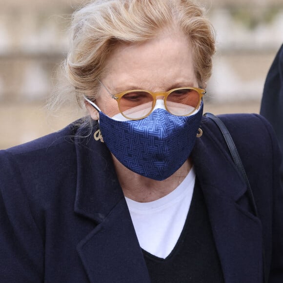 Sylvie Vartan - Sorties de la messe anniversaire à la mémoire de Pierre Cardin en l'église de La Madeleine à Paris. Le 29 janvier 2021.