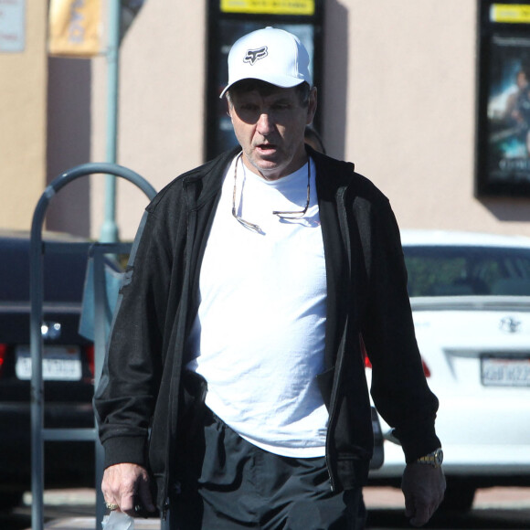 Le père de Britney Spears renonce à être son tuteur - Jamie Spears, le pere de Britney dans les rues de Thousand Oaks, le 11 novembre 2012. 