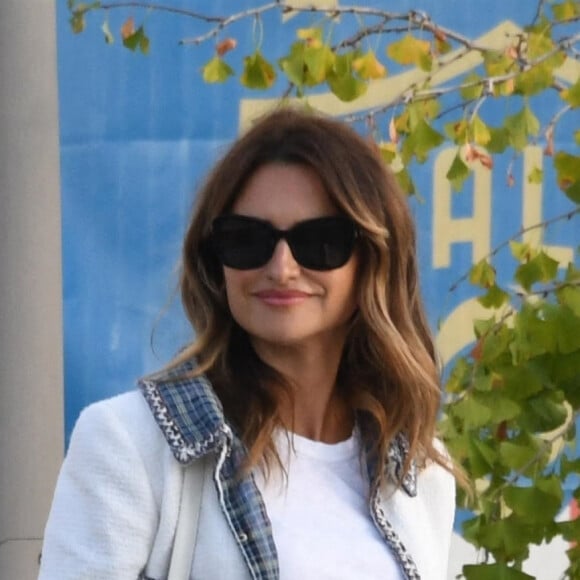 Penélope Cruz arrive à l'aéroport de Venise en marge du 78ème festival international du film de Venise, la Mostra le 31 août 2021.