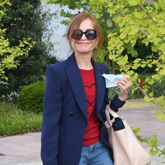 Isabelle Huppert arrive à l'aéroport de Venise en marge du 78ème festival international du film de Venise, la Mostra le 31 août 2021.