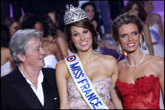 Sylvie Tellier, Alain Delon et Laury Thilleman lors de l'élection Miss France 2011 à Caen.