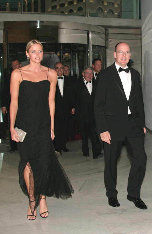 Le Prince Albert de Monaco et Charlene Wittstock lors de la première sortie officielle du couple à l'occasion du gala de l'Automobile Club à l'occasion du Grand Prix de Formule 1 à Monaco, le 28 mai 2006.