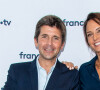 Thomas Sotto, Julia Vignali lors du photocall dans le cadre de la conférence de presse de France Télévisions au Pavillon Gabriel à Paris, France, le 24 août 2021. © Pierre Perusseau/Bestimage