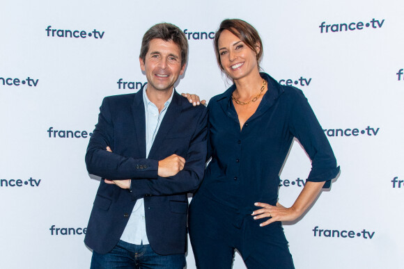 Thomas Sotto, Julia Vignali lors du photocall dans le cadre de la conférence de presse de France Télévisions au Pavillon Gabriel à Paris, France, le 24 août 2021. © Pierre Perusseau/Bestimage