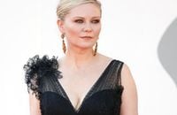 Kirsten Dunst chic en robe décolletée face à Virginie Efira scintillante, glamour à la Mostra de Venise