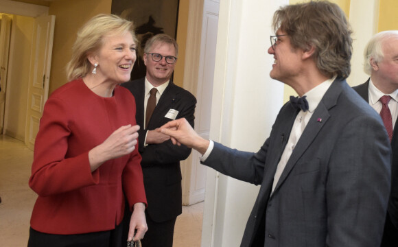 Steven Laureys, neurologue, lauréat du prix Generet 2019, la princesse Astrid de Belgique lors de la remise du prix Generet pour les maladies rares à Bruxelles le 16 janvier 2020. 