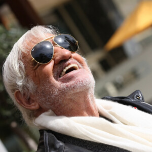 Exclusif - Jean-Paul Belmondo prend un bain de soleil en terrasse du Grand Hôtel à Cannes