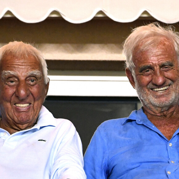 Jean-Paul Belmondo, à droite, et son ami Charles Gérard durant la rencontre de football de Ligue 1 Monaco contre Toulouse au stade Louis II à Monaco le 4 août 2017. © Bruno Bebert/Bestimage