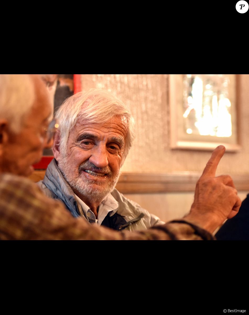 Exclusif - L'acteur français Jean-Paul Belmondo, après avoir assisté à la soirée de remise des prix du 39eme Festival International du Cirque de Monte Carlo, a déjeuné à Nice, le 21 janvier 2015 dans l'un de ses restaurants préférés Lou Balico entouré d'amis de longues dates. Comme à son habitude, le sympathique Bebel a souhaité faire un passage dans le restaurant de spécialités nicoises de son ami Jo Issautier. Il avait autour de lui son fidéle ami cascadeur Pierre Rosso, le jeune réalisateur Jeff Domenech, qui a réalisé le fim documentaire sur la vie de Belmondo 'Belmondo, Itinéraire... et qui avait été projété au Festival de Cannes en 2011, Charlotte Colin, l'acteur Gilles Dimicelli, qui au théatre, avait partagé la scène pour la pièce Kean en 87 et le journaliste reporter photographe Charles Bebert, qui a photographié Jean Paul depuis plus de 40 ans à chacun de ses passages sur la Côte d'Azur, que ce soit de le cadre de ses tournées ou de ses tournages, mais aussi en famille avec ses enfants. Entre vieux souvenirs de tournages mais aussi de sorties tout y est passé, des pensées aussi pour les amis qui ont rejoint les nuages... Un déjeuner plein de sourires et de gentillesses. Bebel a accepté de poser avec tous les clients qui n'en croyaient pas leurs yeux comme ce jeune de 40 ans qui tout tremblant et ému l'a remercié de l'avoir fait rêver et d'être Belmondo. Ici, Jean Paul, à droite, est avec le cascadeur, Pierre Rosso.