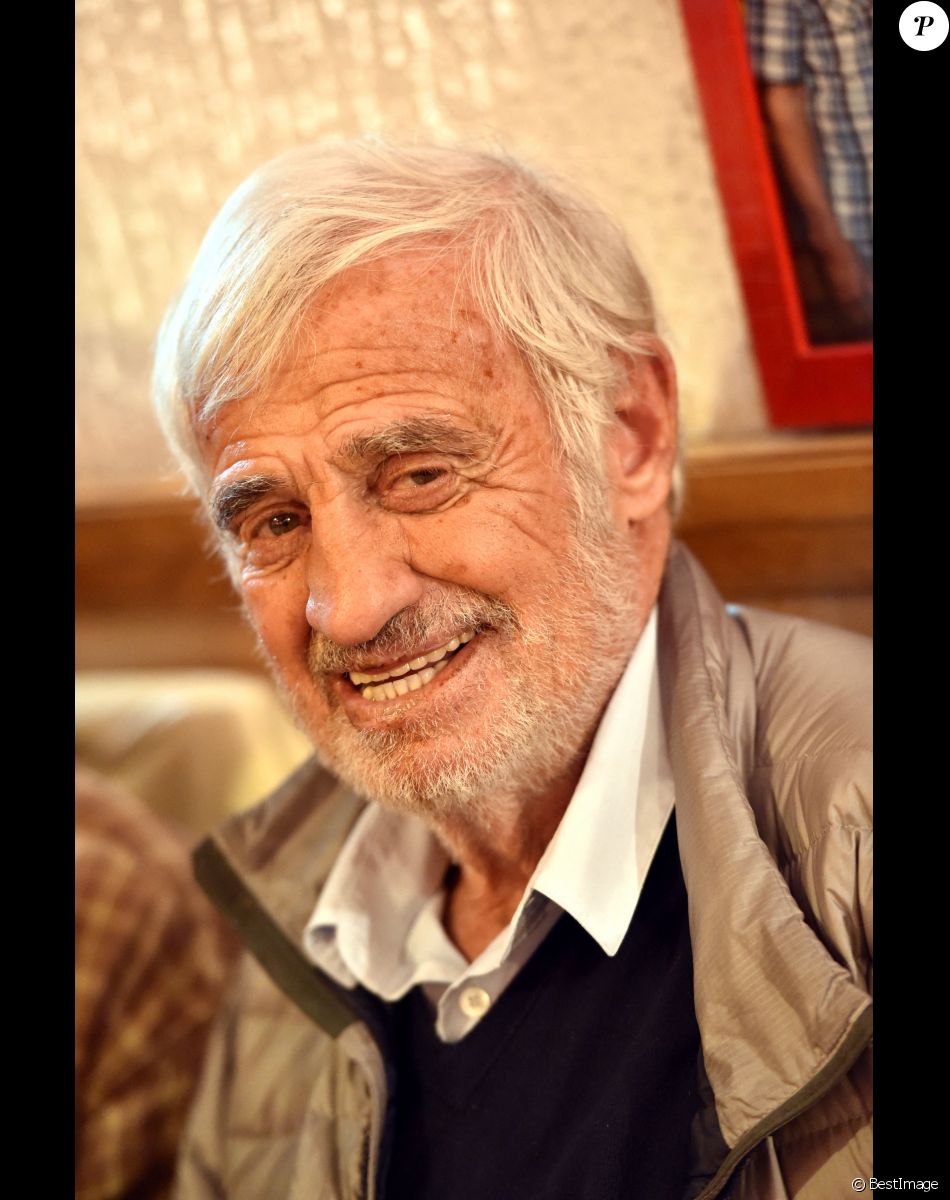 Exclusif - L'acteur français Jean-Paul Belmondo, après avoir assisté à la soirée de remise des prix du 39eme Festival International du Cirque de Monte Carlo, a déjeuné à Nice, le 21 janvier 2015 dans l'un de ses restaurants préférés Lou Balico entouré d'amis de longues dates. Comme à son habitude, le sympathique Bebel a souhaité faire un passage dans le restaurant de spécialités nicoises de son ami Jo Issautier. Il avait autour de lui son fidéle ami cascadeur Pierre Rosso, le jeune réalisateur Jeff Domenech, qui a réalisé le fim documentaire sur la vie de Belmondo 'Belmondo, Itinéraire... et qui avait été projété au Festival de Cannes en 2011, Charlotte Colin, l'acteur Gilles Dimicelli, qui au théatre, avait partagé la scène pour la pièce Kean en 87 et le journaliste reporter photographe Charles Bebert, qui a photographié Jean Paul depuis plus de 40 ans à chacun de ses passages sur la Côte d'Azur, que ce soit de le cadre de ses tournées ou de ses tournages, mais aussi en famille avec ses enfants. Entre vieux souvenirs de tournages mais aussi de sorties tout y est passé, des pensées aussi pour les amis qui ont rejoint les nuages... Un déjeuner plein de sourires et de gentillesses. Bebel a accepté de poser avec tous les clients qui n'en croyaient pas leurs yeux comme ce jeune de 40 ans qui tout tremblant et ému l'a remercié de l'avoir fait rêver et d'être Belmondo.