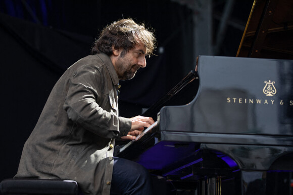 André Manoukian sur son piano Steinway lors du festival La Defense Jazz Festival le 22 juin 2021 © Jérémy Melloul / Bestimage