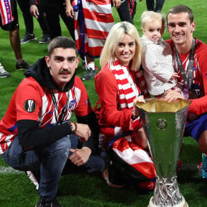 Antoine Griezmann en famille, avec son frère Théo, sa femme Erika Choperena, sa fille Mia, son père Alain et sa mère Isabelle après la finale de la Ligue Europa, l'Olympique de Marseille contre l'Atlético de Madrid au stade Groupama à Decines-Charpieu banlieue de Lyon, France, le 16 mai 2018. © Cyril Moreau/Bestimage