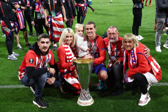 Antoine Griezmann en famille, avec son frère Théo, sa femme Erika Choperena, sa fille Mia, son père Alain et sa mère Isabelle après la finale de la Ligue Europa, l'Olympique de Marseille contre l'Atlético de Madrid au stade Groupama à Decines-Charpieu banlieue de Lyon, France, le 16 mai 2018. © Cyril Moreau/Bestimage