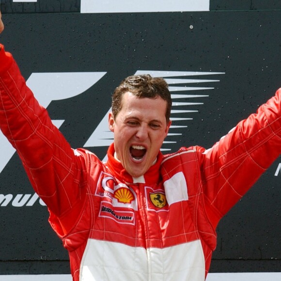 Archives - Michael Schumacher sur le podium du Grand Prix de Formule 1 de Nevers Magny-Cours en France. Le 21 juillet 2002