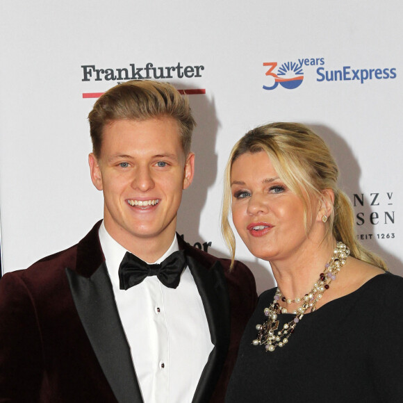 Corinna Betsch Schumacher et son fils Mick assistent à la soirée de gala du bal allemand de la presse sportive de Francfort , le 9 novembre 2019.