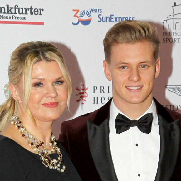 Corinna Betsch Schumacher et son fils Mick assistent à la soirée de gala du bal allemand de la presse sportive de Francfort , le 9 novembre 2019.