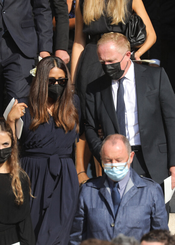 Salma Hayek et son mari François-Henri Pinault - Sorties des obsèques de Florence Rogers-Pinault en l'Église Saint-Sulpice à Paris, le 8 septembre 2021.