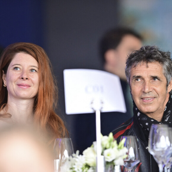 Julien Clerc, sa femme Hélène Grémillon - Les personnalités assistent au Longines Paris Eiffel Jumping au Champ de Mars, le 27 juin 2021. © JB Autissier / Panoramic / Bestimage