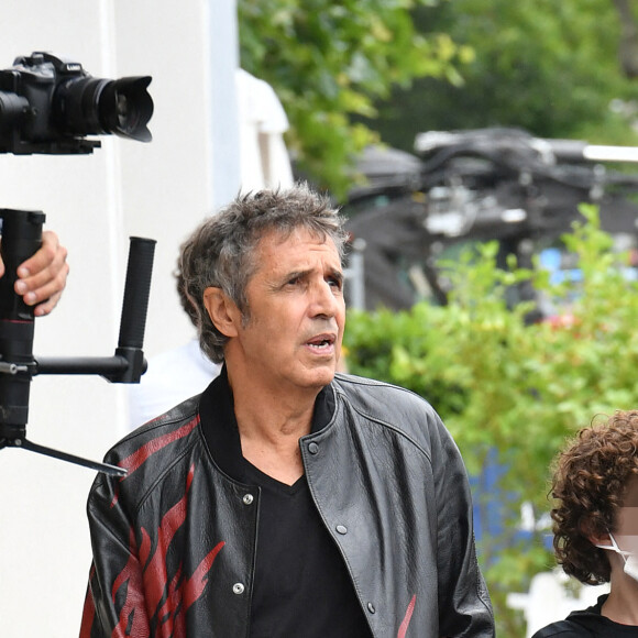 Julien Clerc et son fils - Julien Clerc et son fils Léonard, 12 ans, assistent au Longines Paris Eiffel Jumping au Champ de Mars, le 27 juin 2021. © Veeren / Bestimage