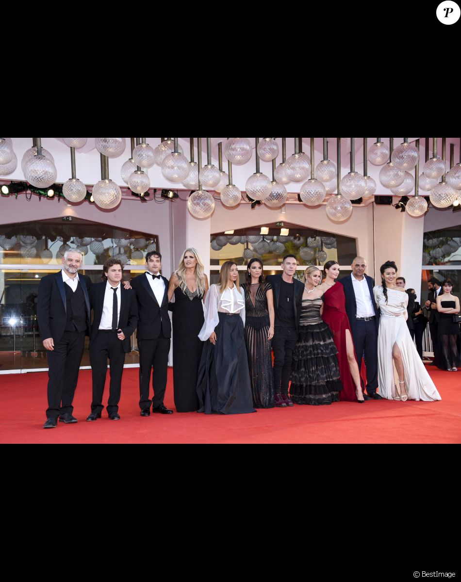 Fortunato Cerlino, Emile Hirsch, Alessio Della Valle, Tiziana Rocca, Jonathan Rhys Meyers, Anastacia, Alba Amira Ramadani et Mara Lane Rhys Meyers assistent à la projection du film "American Night" lors du 78ème Festival International du Film de Venise, la Mostra. Le 8 septembre 2021