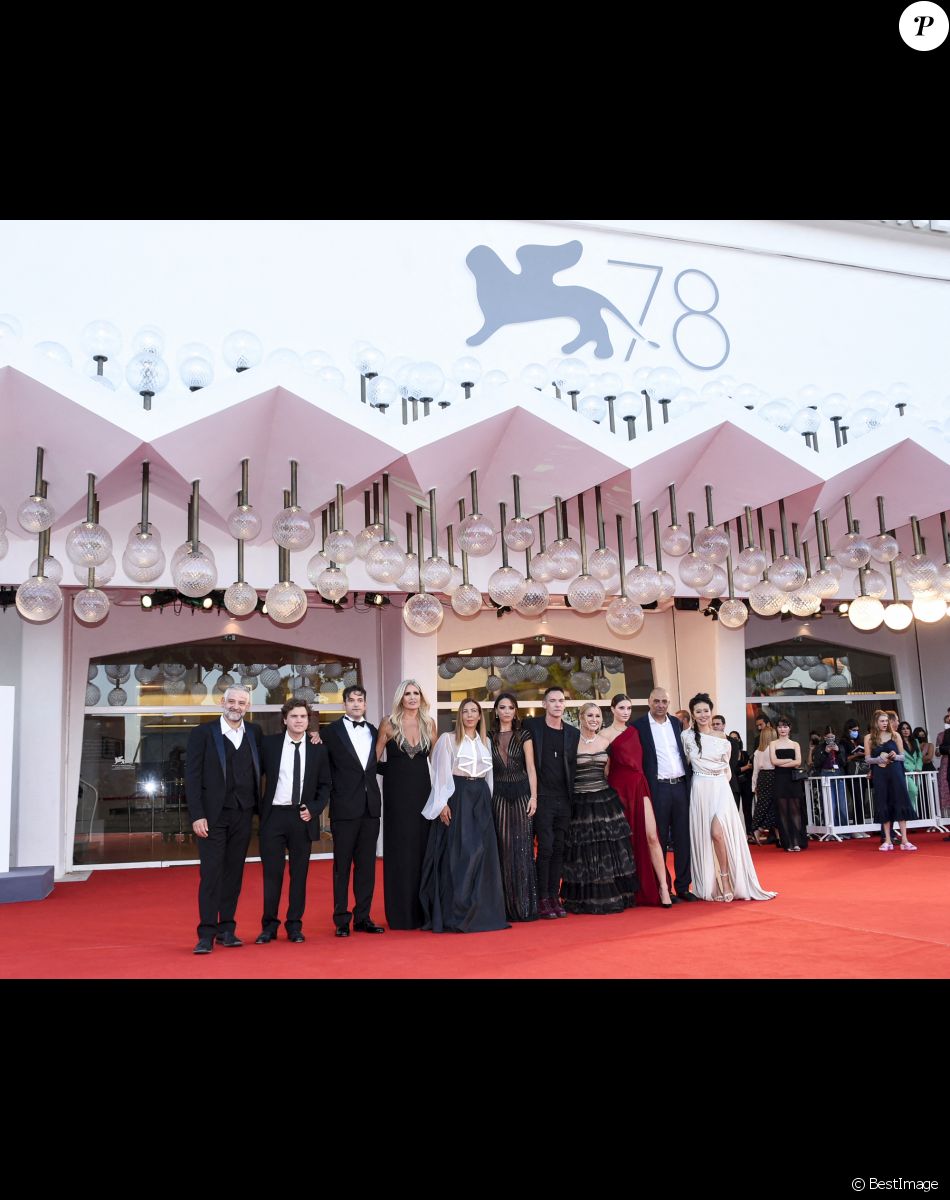 Fortunato Cerlino, Emile Hirsch, Alessio Della Valle, Tiziana Rocca, Jonathan Rhys Meyers, Anastacia, Alba Amira Ramadani et Mara Lane Rhys Meyers assistent à la projection du film "American Night" lors du 78ème Festival International du Film de Venise, la Mostra. Le 8 septembre 2021