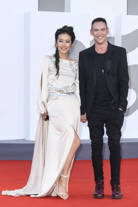 Jonathan Rhys-Meyers et son épouse Mara Lane Rhys-Meyers assistent à la projection du film "American Night" lors du 78ème Festival International du Film de Venise, la Mostra.