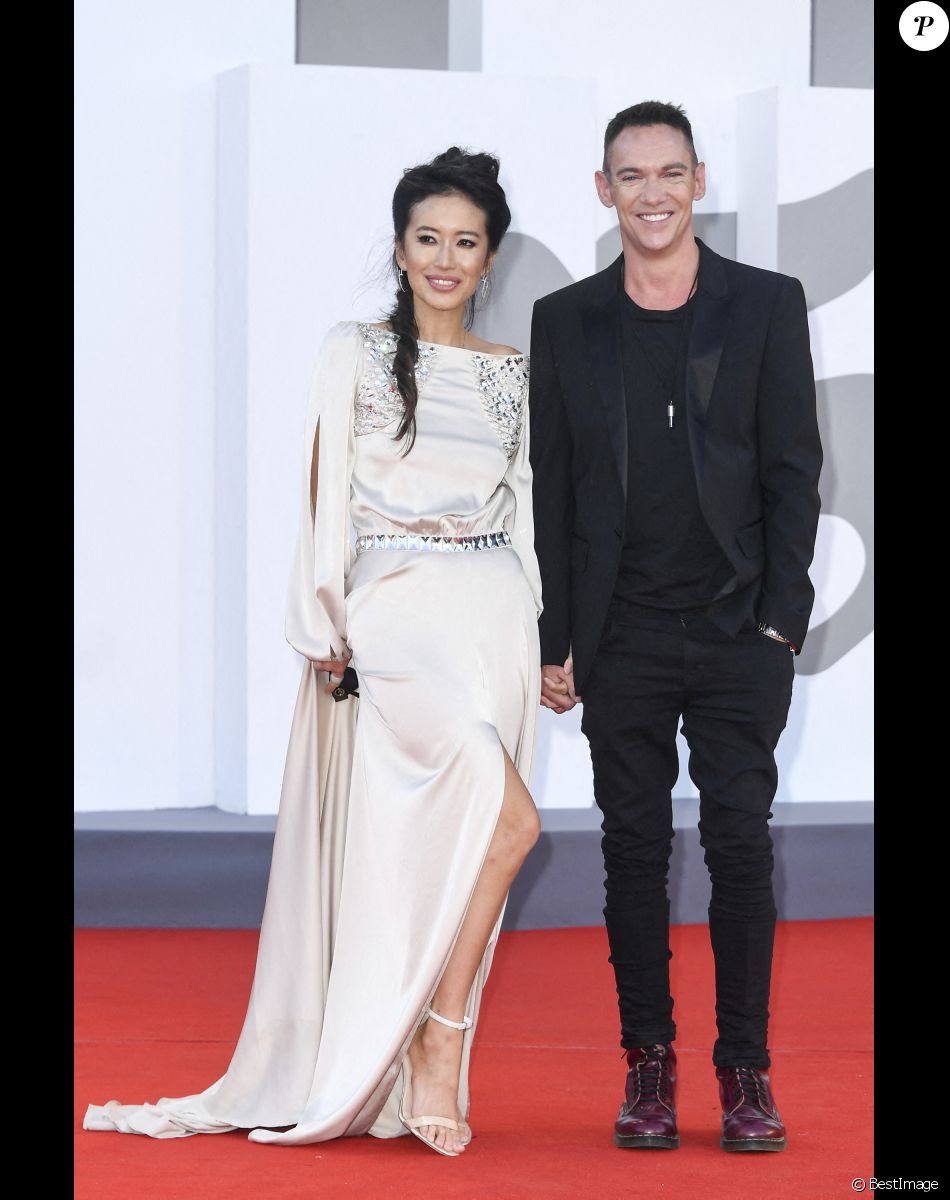 Jonathan Rhys-Meyers et son épouse Mara Lane Rhys-Meyers assistent à la projection du film "American Night" lors du 78ème Festival International du Film de Venise, la Mostra.