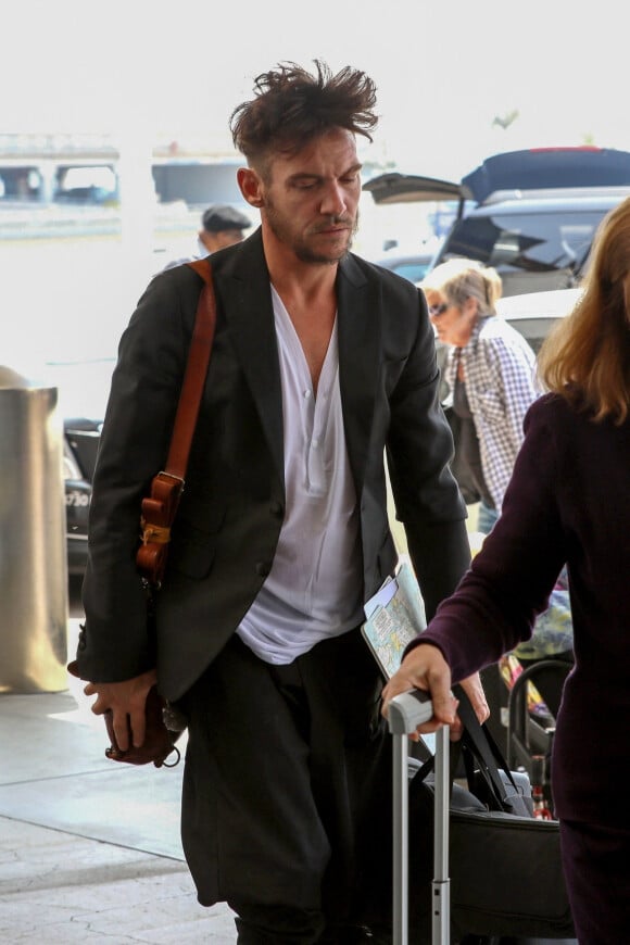 Exclusif - Jonathan Rhys-Meyers s'apprête à s'envoler de l'aéroport LAX à Los Angeles, le 26 juillet 2019.
