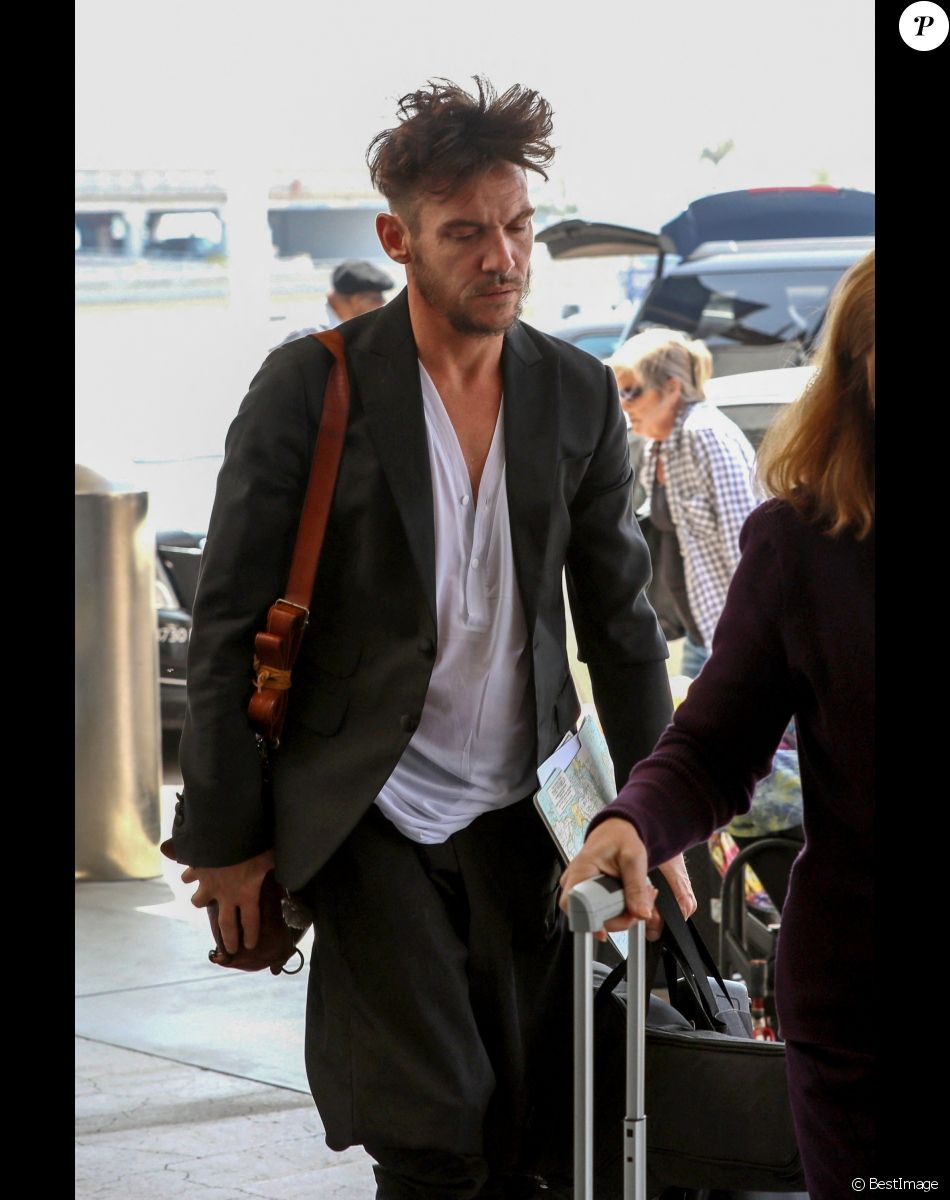 Exclusif - Jonathan Rhys-Meyers s'apprête à s'envoler de l'aéroport LAX à Los Angeles, le 26 juillet 2019.