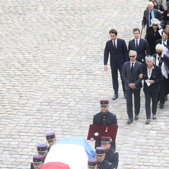 Le cercueil de l'acteur français Jean-Paul Belmondo et les membres de la famille, Patricia Belmondo, Alain Belmondo, Luana, Stella, Annabelle, Paul, Alessandro, Victor, Florence, Giacomo, Olivier, Muriel Belmondo, Elodie Constantin, Pierre Vernier, Natty Tardivel Belmondo - Cérémonie d'hommage national à Jean-Paul Belmondo à l'Hôtel des Invalides à Paris, le 9 septembre 2021. © Dominique Jacovides/Bestimage