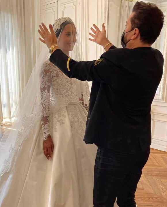 Le mannequin Jasmine Tookes et Zuhair Murad, créateur de sa robe de mariée. Septembre 2021.